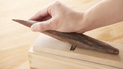 Trước hết, bào miếng cá ngừ khô katsuobushi thành những lát mỏng. Lấy một chiếc khăn nóng bọc miếng katsuobushi trong độ 10 phút. Đặt chiếc hộp bào trước mặt, phần lưỡi bào quay về phía mình. Để bào katsuobushi, đặt miếng cá lên mặt bào rồi đẩy từ phía lòng mình ra ngoài. Trường hợp không có katsuobushi nguyên miếng, ta mua katsuobushi bào sẵn cũng được.