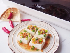 Đậu hũ nhồi thịt hấp đơn giản với những miếng đậu hũ hấp chín mềm mịn, thịt bùi béo, quyện cùng sốt thanh đạm. Món đậu hũ hấp đơn giản hứa hẹn mang đến bữa cơm ngon miệng cho cả gia đình.