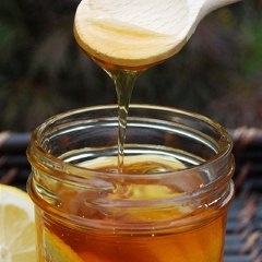 Sau khi đã ngâm, cho ra ly khoảng 1 muỗng canh nước ngâm cùng vài lát chanh.