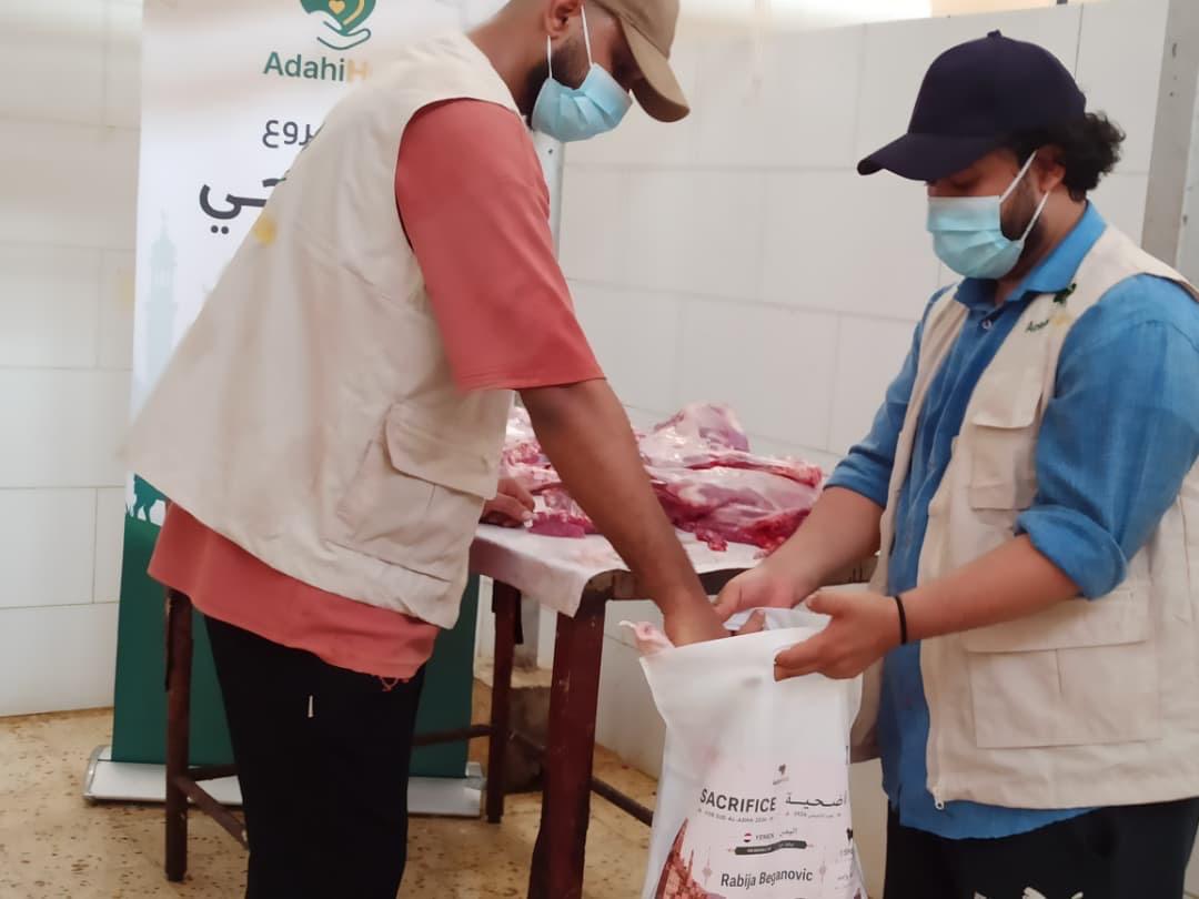 Des agents de terrain au Yémen préparent de la viande fraîche de Qurbani pour les familles locales