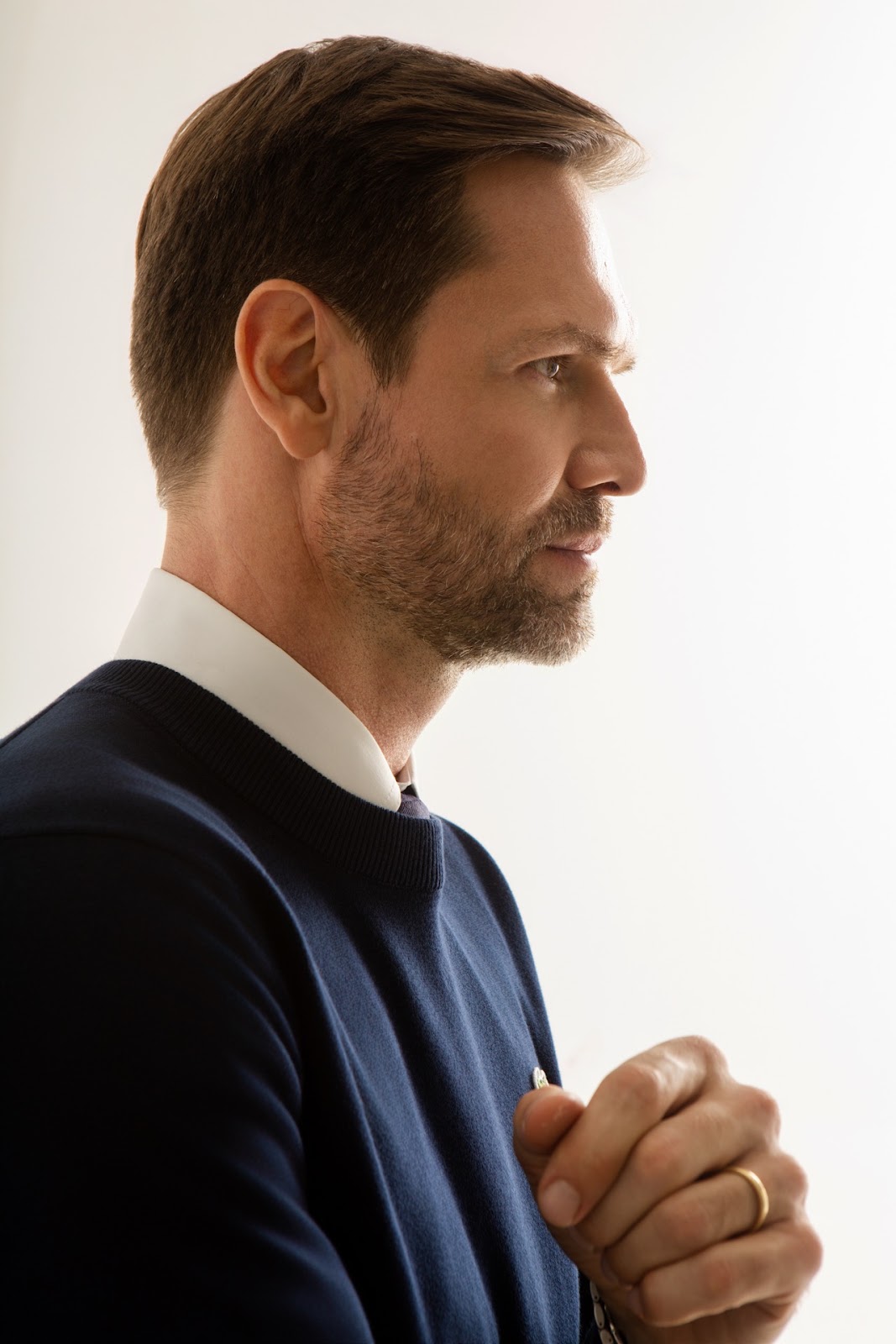 Perfil masculino colorido com luz lateral em ensaio corporativo no Est�dio TACCA.