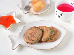 Bánh khoai lang tím chiên chín cho ra đĩa, chấm cùng tương ớt cay thơm rất tuyệt. Những chiếc bánh khoai lang tím chiên chín bùi béo, thơm thoảng hương trứng, cực ngon miệng. Thích hợp cho các bé nhâm nhi ăn chơi thỏa thích luôn nhé.