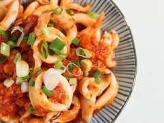 Cuối cùng trình bày mực ra đĩa, rắc lên chút hành lá để thêm phần đẹp mắt!