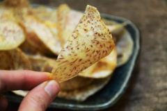 Khoai môn chiên nước mắm đợi nguội thì cất khoai vào hũ kín để giữ khoai giòn ăn dần nhé! Không nên để lâu ngoài giò vì sẽ làm khoai bị ỉu đấy!