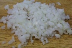 Rửa sạch hành, thái nhỏ phần lá hành. Phần củ đập dập, bằm nhỏ. Lột vỏ hành tây, thái mỏng rồi bằm nhỏ. Thái nhỏ rau mùi, xà lách rửa sạch để ráo.