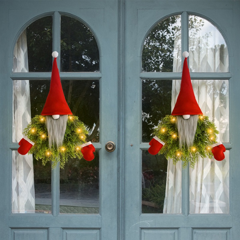 Kreativer Weihnachtskranz mit Wichtel-Motiv und Beleuchtung