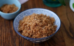 Đảo đến khi thịt bông mềm như hình thì thêm 30 gr mè trắng rang vào, trộn cho đều rồi tắt lửa, cho chà bông ra mặt phẳng, để nguội hoàn toàn rồi cho vào lọ thủy tinh kín để bảo quản.