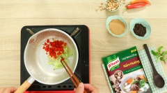 Làm nước sốt bơ đậu phộng cho gỏi cuốn: cho vào chảo 1 muỗng canh dầu ăn sau đó thêm 15gr hành boa rô băm 10gr gừng băm và 5gr ớt sừng băm rồi phi thơm. Tiếp theo cho 60gr bơ đậu phộng, 60gr tương đen, 2 muỗng canh mật ong, 2 muỗng canh hạt nêm nấm hương chay knorr rồi khuấy đều. Đun cho sốt sôi lên thì thêm vào 30gr đậu phộng xay nhuyễn, khuấy lên thấy nước sốt chấm sền sệt thì tắt bếp. Múc sốt ra chén chuẩn bị ăn cùng gỏi cuốn.