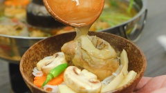 Múc lẩu ra nồi, chuẩn bị thêm rau muống và bún tươi để ăn lẩu. Đun sôi nước lẩu lên, lần lượt nhúng các loại rau, chấm gà với nước mắm cay là ngon hết ý. Ngày trời mưa mà cả nhà cùng quay quần bên nhau với nồi lẩu gà lá chanh thơm ngon nóng hổi này thì còn gì bằng đúng không?