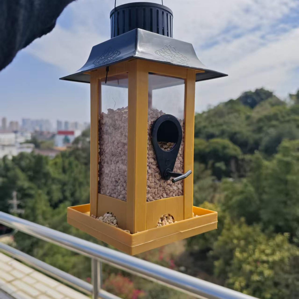 Solar-Vogelhaus mit LED-Beleuchtung und automatischer Fütterung