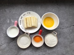 Phần bơ 45g bạn cho vào chén rồi đặt vào lò vi sóng quay cho tan chảy. Lấy bơ ra, thêm 20g đường trắng, 1 lòng đỏ trứng gà vào, dùng đũa đánh cho hỗn hợp tan đều vào nhau. Sau đó chế 55ml nước cốt dừa vào tiếp tục khuấy lên cho đề là xong hỗn hợp nhúng bánh mì.