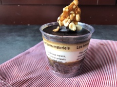 Chiếc bánh mousse kẹo snicker thơm lừng hương đậu phộng bùi bùi, kèm theo đó là vị ngọt lịm, beo béo của kem sữa tươi rất hấp dẫn. Chị em có thể thử làm công thức này tại nhà nhé.