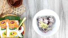 500gr thịt ếch bạn mua về rửa thật sạch, rồi ngâm cùng với 150ml rượu và 30gr gừng để khử mùi hôi của thịt ếch, rửa lại nước sạch để ráo nước rồi cho thịt ếch vào tô cùng với 20gr sả.