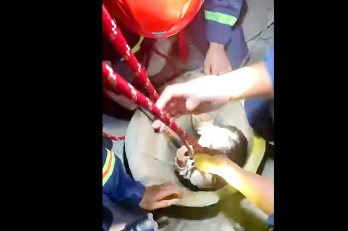 Giải cứu một phụ nữ rơi xuống giếng sâu lúc rạng sáng - Báo Pháp Luật TP.HCM