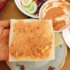Hoàn thành: Phết sốt lên miếng bánh mì sandwich, thêm rau, trứng...