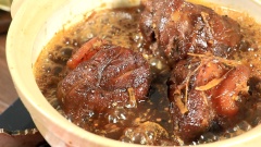 Cho bắp bò đã ướp vào nồi đất. Kho lửa to đến khi hỗn hợp sôi thì hạ lửa nhỏ liu riu. Thêm 200ml nước vào và tiếp tục kho trong khoảng 2 tiếng đến khi thịt bắp bò chín mềm và nước kho hơi kẹo lại. Thường xuyên đảo, trở mặt bò để bò chín và thấm gia vị đều.