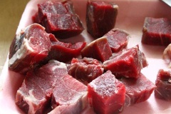 Bắp bò rửa sạch, cắt miếng vừa ăn. Sau đó, ướp bắp bò với muối, hạt nêm, đường trắng khoảng 10 phút cho ngấm gia vị.