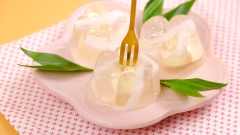Lấy rau câu ra khỏi khuôn và thưởng thức. Bạn có thể ăn kèm rau câu với nước cốt dừa, cà phê, cho một ít đá vào nữa là ngon "tuyệt cú mèo". Sự kết hợp giữa nước dừa tươi ngọt thanh mát cùng với phô mai béo ngậy hòa quyện với nhau giúp tạo nên một món tráng giải nhiệt hoàn hảo cho những ngày trời oi bức.