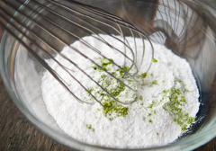 Đầu tiên, bạn cho bột trà xanh, bột Mochi vào và trộn thật đều với nhau. Sau đó bạn rót nước vào từ từ, vừa rót vừa khuấy đều tay.