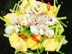 Sử dụng luôn chảo đó, thêm 1 muỗng canh dầu ăn vào rồi cho nốt chỗ tỏi còn lại vào phi cho thơm, tiếp theo bạn cho hành tây vào xào sơ qua cho hành tây chín tái, thêm cần tây, thơm, ớt sừng và đảo đều rồi nêm 1/4 muỗng cà phê muối, 1 muỗng cà phê hạt nêm cho vừa miệng.