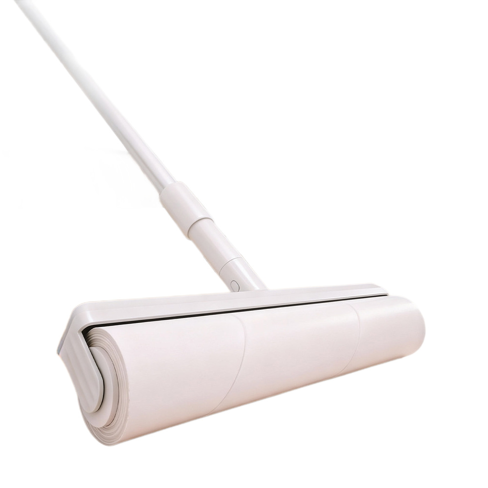 Lint roller with retractable handle