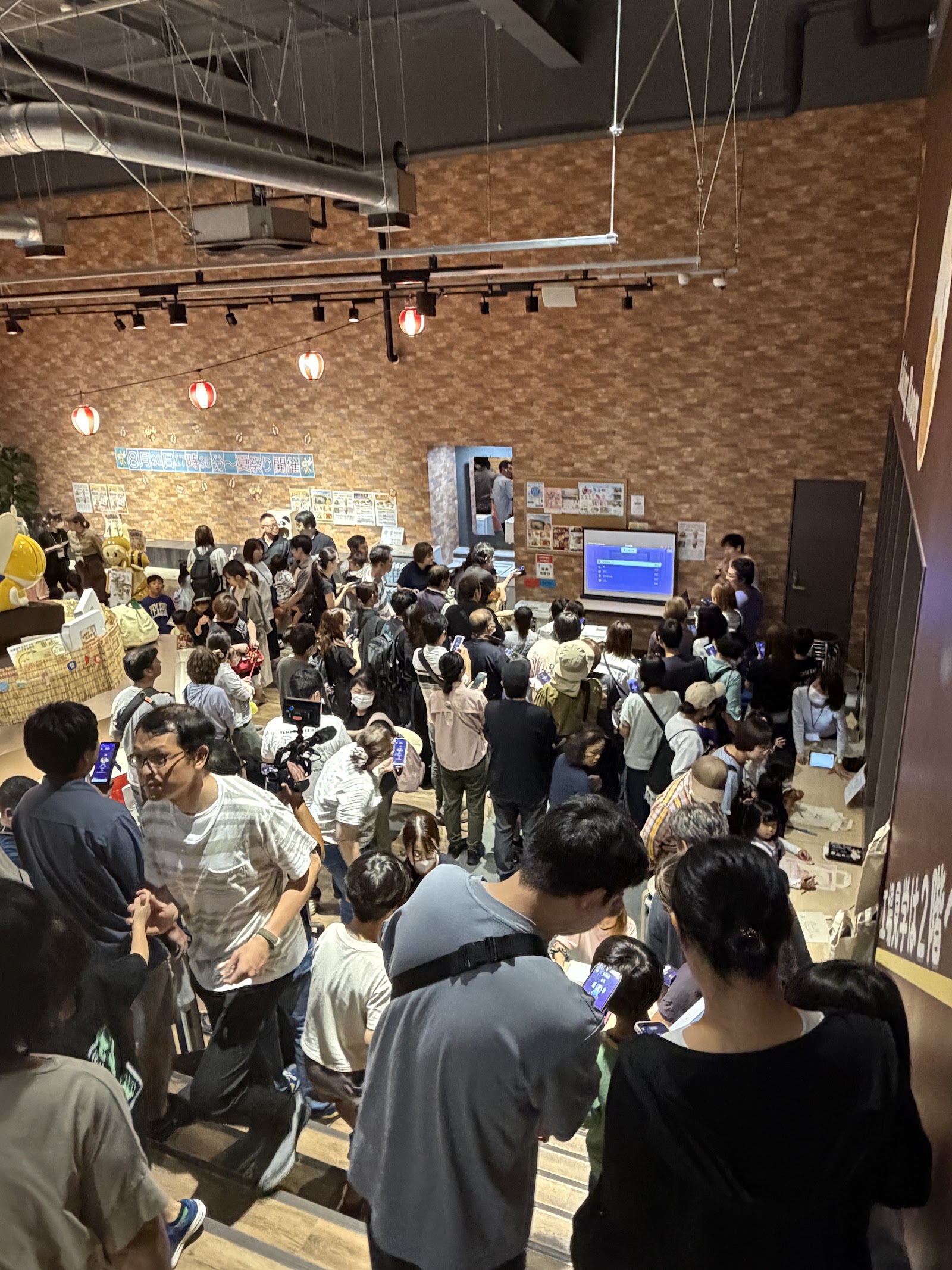 伝統的な店内でゲームイベントを楽しむ来場者