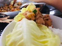 Vậy là xong, món này ăn kèm với cơm trắng + xà lách ngon miễn chê luôn. Hoặc nếu bạn đang trong thời kỳ diet có thể ăn chung với salad cải xanh + cà chua nhé. Chúc cả nhà ngon miệng.
