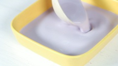 Chuẩn bị sẵn 2 khuôn, đổ khúc bạch hoa đậu biếc cho 1/2 khuôn thứ nhất, khúc bạch khoai môn cho 1/2 khuôn thứ hai. Cho cả 2 khuôn vào ngăn đá 5 phút hoặc ngăn mát 20 phút. Sau đó lấy ra đổ tiếp tục khúc bạch việt quất cho đầy cả 2 khuôn, tiếp tục cho vào tủ lạnh với thời gian giống lớp đầu tiên cho se mặt.