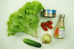 Chuẩn bị sơ chế các nguyên liệu cho món salad: Xà lách rửa sạch, cắt khúc vừa ăn. Cà chua bi rửa sạch, cắt đôi. Dưa leo gọt sơ vỏ, bỏ ruột, cắt khúc ngắn. Hành tây cắt khoanh tròn vào tô nước có sẵn vài viên đá, mục đích là làm giảm độ hăng và tăng độ giòn của hành tây.