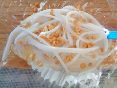 Chuối lột vỏ, bỏ chỉ, ép thành miếng. Cho miếng chuối lên màng thực phẩm. Rồi chan hỗn hợp nước cốt dừa sữa đặc, rắc dừa sợi và lạc. Gói lại cho vào ngăn đá tủ lạnh 5 tiếng là có thể thưởng thức.