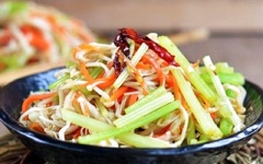 Đổ nước sốt mới pha vào chén, trộn đều là món nộm nấm là đã hoàn thành.