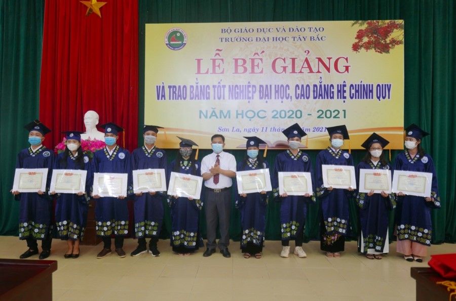 Lễ Bế giảng và trao bằng tốt nghiệp đại học, cao đẳng hệ chính quy năm học 2020 - 2021 tại Trường Đại học Tây Bắc