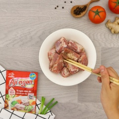 Sườn non chặt miếng vừa ăn, ướp với 1/2 muỗng cà phê tiêu, 1 muỗng canh hành tím băm, 1 muỗng cà phê hạt nêm Aji-ngon heo. Trộn đều, để 15 phút cho thấm gia vị.