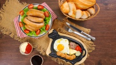 Xúc xích nhà làm bạn có thể ăn liền sau khi hấp hoặc chiên, nướng đều ngon. Cách làm không quá khó, bạn có thể làm cho những dịp party hoặc trữ cho gia đình của mình. Từ người lớn đến trẻ em không ai là không mê xúc xích, bạn còn chờ gì mà không làm một mẻ lớn cho mình nào.