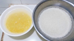Vo sạch gạo nếp, ngâm ít nhất 8 tiếng hoặc ngon nhất là ngâm gạo qua đêm với 1 thìa cafe muối và 1 thìa cafe bột nghệ. Trước khi đồ xôi, bạn đãi lại gạo và để gạo khô ráo. Đậu xanh ngâm nước ấm 3 giờ rồi để ráo.