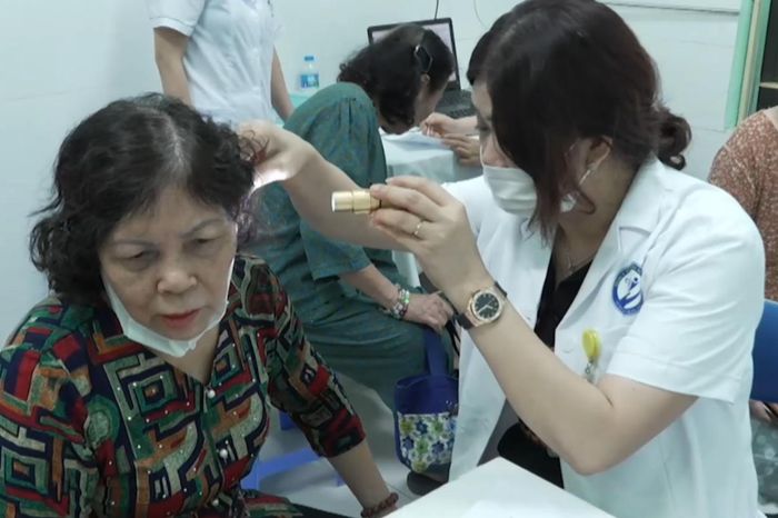 Phường Yên Hòa khám sức khỏe miễn phí cho người cao tuổi - Đài Phát thanh và truyền hình Hà Nội