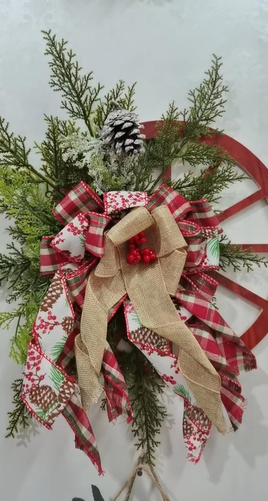 Rustikaler Holzkranz im Wagenrad-Design für die Weihnachtszeit