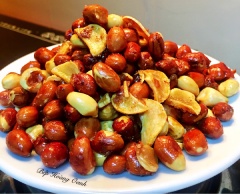 Để đậu phộng rang bơ tỏi nguội cho vào hủ để dùng dần. Từng hạt đậu phộng giòn giòn, bùi bùi thơm thơm mùi tỏi, càng ăn càng ghiền. Món đậu phộng rang bơ tỏi này vừa rẻ, cách làm lại đơn giản, nhanh gọn, bạn hãy làm để thưởng thức ngay thôi. Tuy nhiên vẫn không nên ăn nhiều, nóng trong người đó nha.