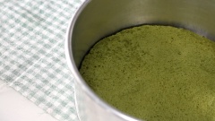 15gr gelatin lá ngâm với 1 ít nước cho mềm, sau đó đun cách thuỷ cho gelatin chảy. Chế gelatin vào hỗn hợp bơ và cream cheese, đánh cho gelatin hoà quyện. Chuẩn bị sẵn khuôn bánh 20cm, xếp đế bánh bông lan trà xanh xuống bên dưới, đổ 2/3 hỗn hợp bơ vào khuôn. Dần khuôn mousse xuống bàn vài lần cho bọt khí bên trong vỡ hết rồi đem khuôn cho vào tủ lạnh ít nhất 30 phút cho mousse se mặt.