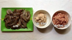 Trước khi nấu bánh canh Nam Phổ cần: Rửa sạch tôm, luộc chín rồi bóc sạch vỏ tôm, cho vào cối giã nhỏ (giữ lại nước luộc tôm). Rửa sạch thịt ba rọi (thịt ba chỉ), bỏ da, cắt nhỏ rồi đem xay nhuyễn.