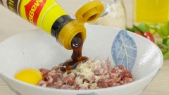 Ướp 200gr thịt bò băm với 1 muỗng canh hành tím băm, 1 muỗng cà phê dầu hào Maggi, 1 muỗng cà phê hạt nêm Maggi và 1 quả trứng gà, trộn đều thịt bò rồi nắn từng viên tròn dẹt khoảng 30gr/viên.