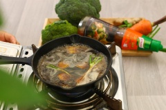 Làm sốt ăn kèm cá hấp: Đun 2 muỗng canh nước tương, 4-5 muỗng canh nước, 2 muỗng cà phê đường, 3 muỗng canh xốt thịt heo knorr, rễ ngò rí và gừng lát. Nấu cho gia vị tan đều rồi cho tiếp 1 muỗng cà phê dầu mè vào khuấy quyện đều, tắt bếp. Lược hỗn hợp qua rây để thu lấy nước sốt.