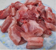 Sườn non mua về rửa sạch, chặt miếng nhỏ vừa miệng. Khoai sọ rửa sạch, gọt vỏ cắt miếng vừa ăn.