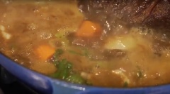 Nấu sôi tất cả nguyên liệu, đậy vung lại để giữ được mùi vị. Sau đó đặt nguyên nồi vào lò nướng ở 350 độ C trong khoảng 2-2.5 tiếng đồng hồ.