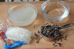 Làm bột hồ dán đầu mép nem: 62,5ml nước và 1 muỗng canh bột mì, sau đó quay trong lò vi sóng cho đến khi hỗn hợp sôi. Tiếp đến, ngâm miến với nước nóng và ngâm nấm mèo với nước đã quay trong lò vi sóng trong 40 giây cho đến khi mềm. Thời gian ngâm miến và nấm mèo là khoảng 30 phút.