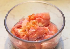 Thịt gà rửa sạch, để ráo, cắt miếng vừa ăn, trộn gừng băm, 1/2 muỗng cà phê tỏi băm vào chén thịt gà, thêm nước mắm, đường, muối, trộn đều, ướp khoảng 30 phút.