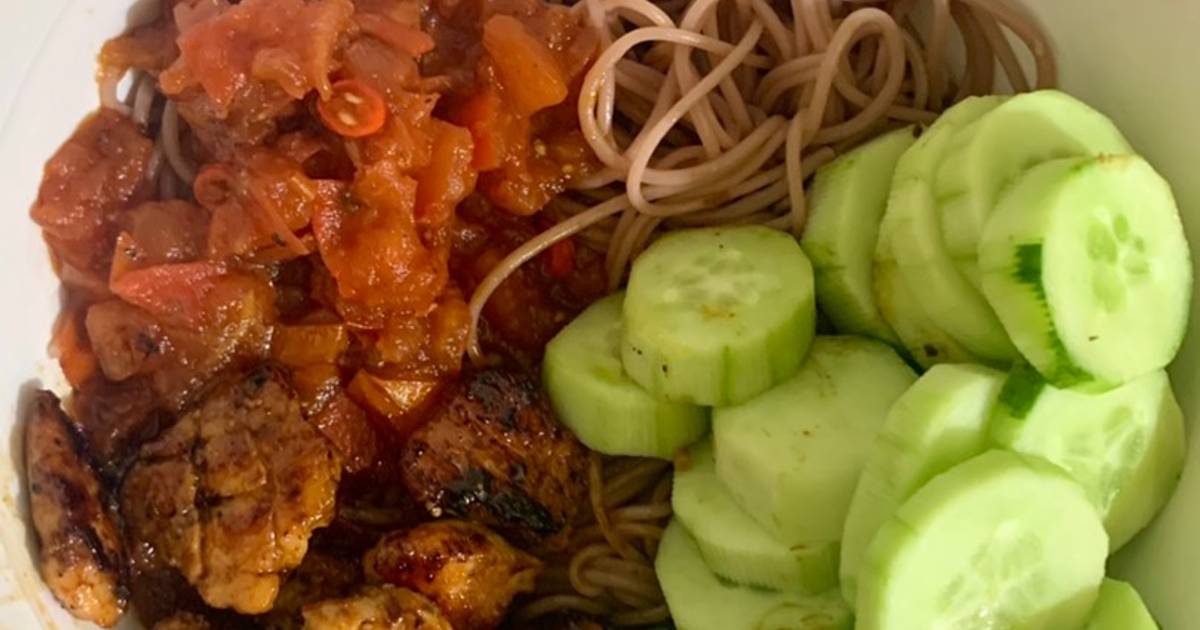Bún gạo lứt sốt cà chua+ ức gà + dưa leo(eat clean+giảm cân)