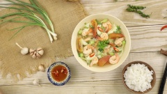 Thành phẩm: Canh chua bông so đũa có vị đậm đà, chua chua ngọt ngọt. Tôm, bông so đũa và các loại rau gia vị vừa chín tới giữ được vị ngọt tự nhiên. Dùng với cơm nóng, thêm một chén nước mắm ớt cắt khoanh cho tăng phần hấp dẫn.