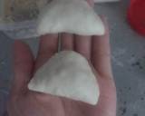 Nặn hình xong các bạn đem chiên nhỏ lửa để bột chín đều và bị khét đường khi đường chảy ra.