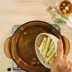 Nước hầm sau khi hầm củ được 30 phút thì vớt bỏ xác, sau đó cho vào 50gr sả cây đập dập cắt khúc, 100gr thơm thái lát, 50gr hành tây nướng vào nồi tiếp tục nấu sôi thêm 15 phút nữa. Sau đó cho tất cả hỗn hợp nấm, bò lát và đậu hủ đã xào vào nồi, cho tiếp tục phần sa tế vào nồi đợi cho sôi.
